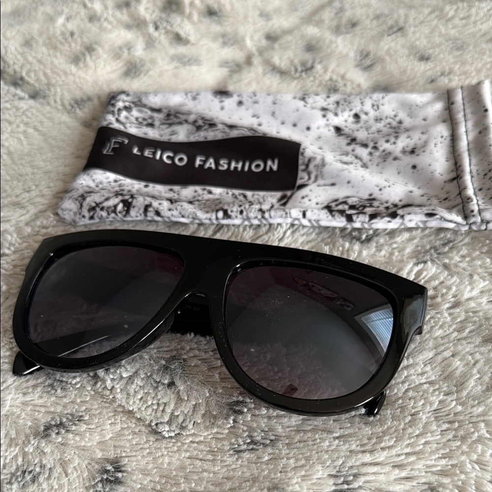 NWOT Women’s Black Sunglasses